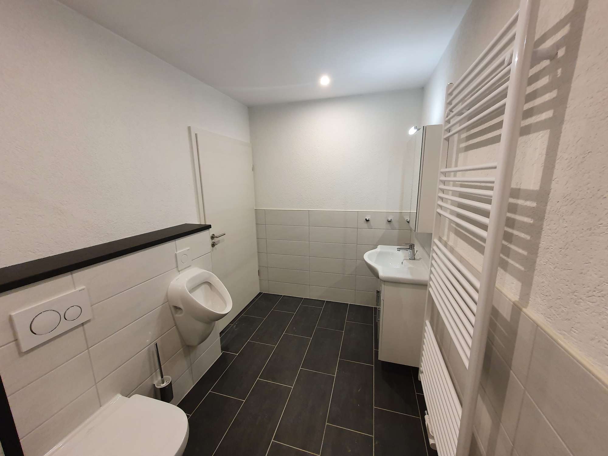 Heizkörper und Pissoir