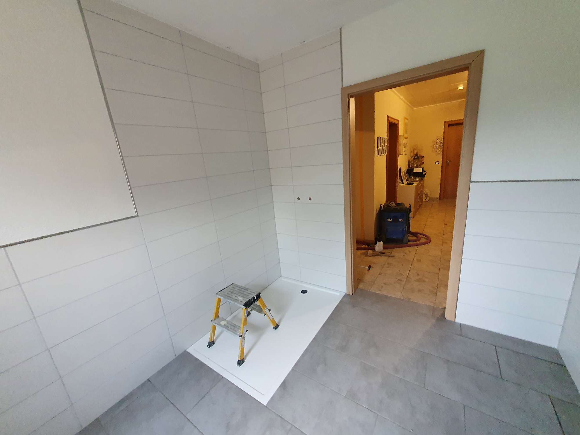 Bad mit bodenebener Duschwanne