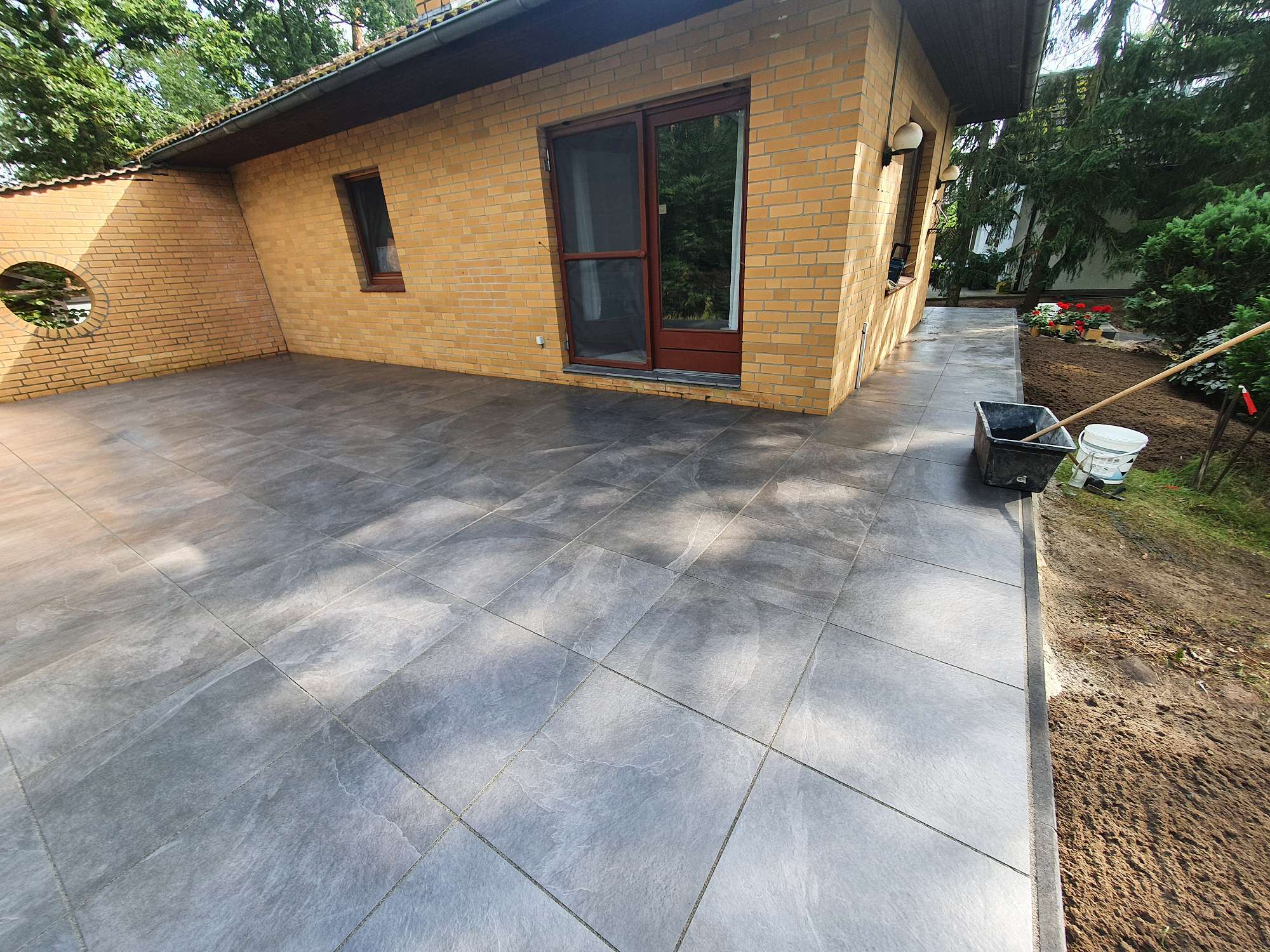 Terrasse mit Weg ums Gebäude