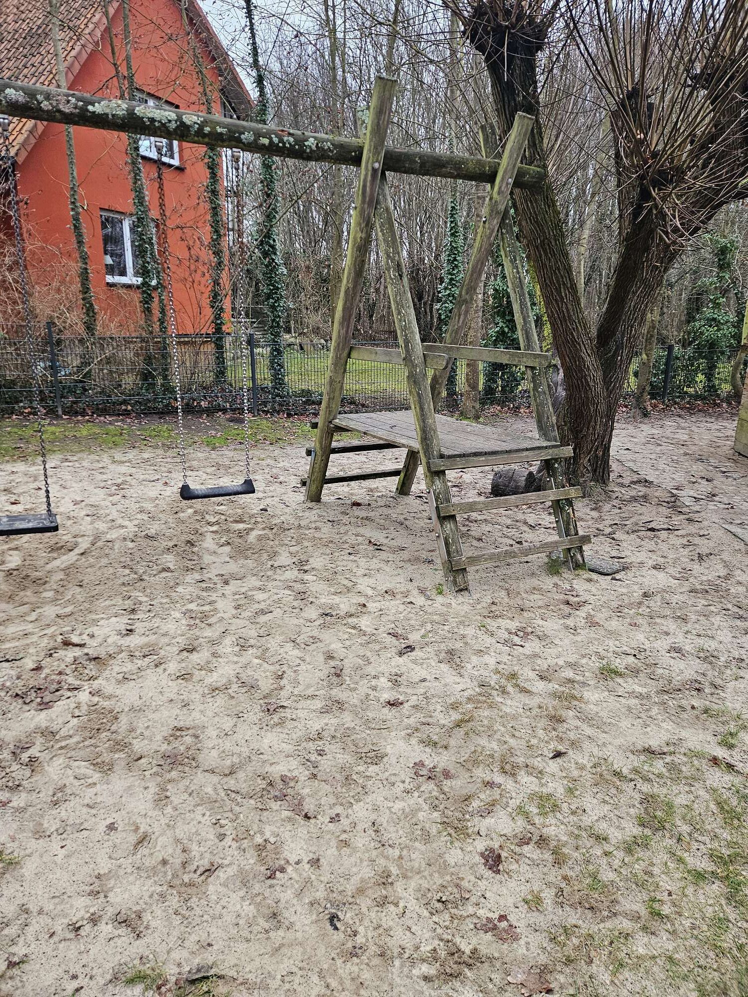 Schaukel vor der Sanierung
