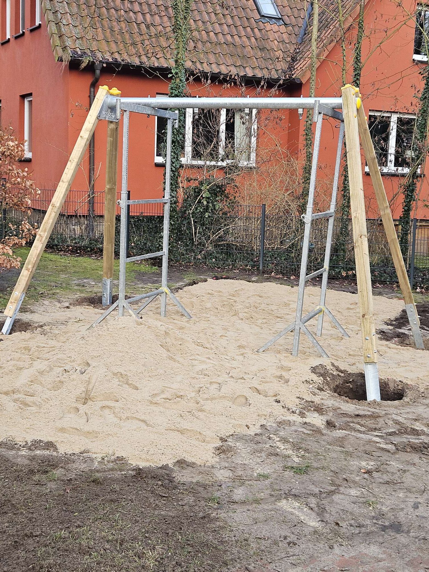 Schaukel im Bau mit Fallschutz